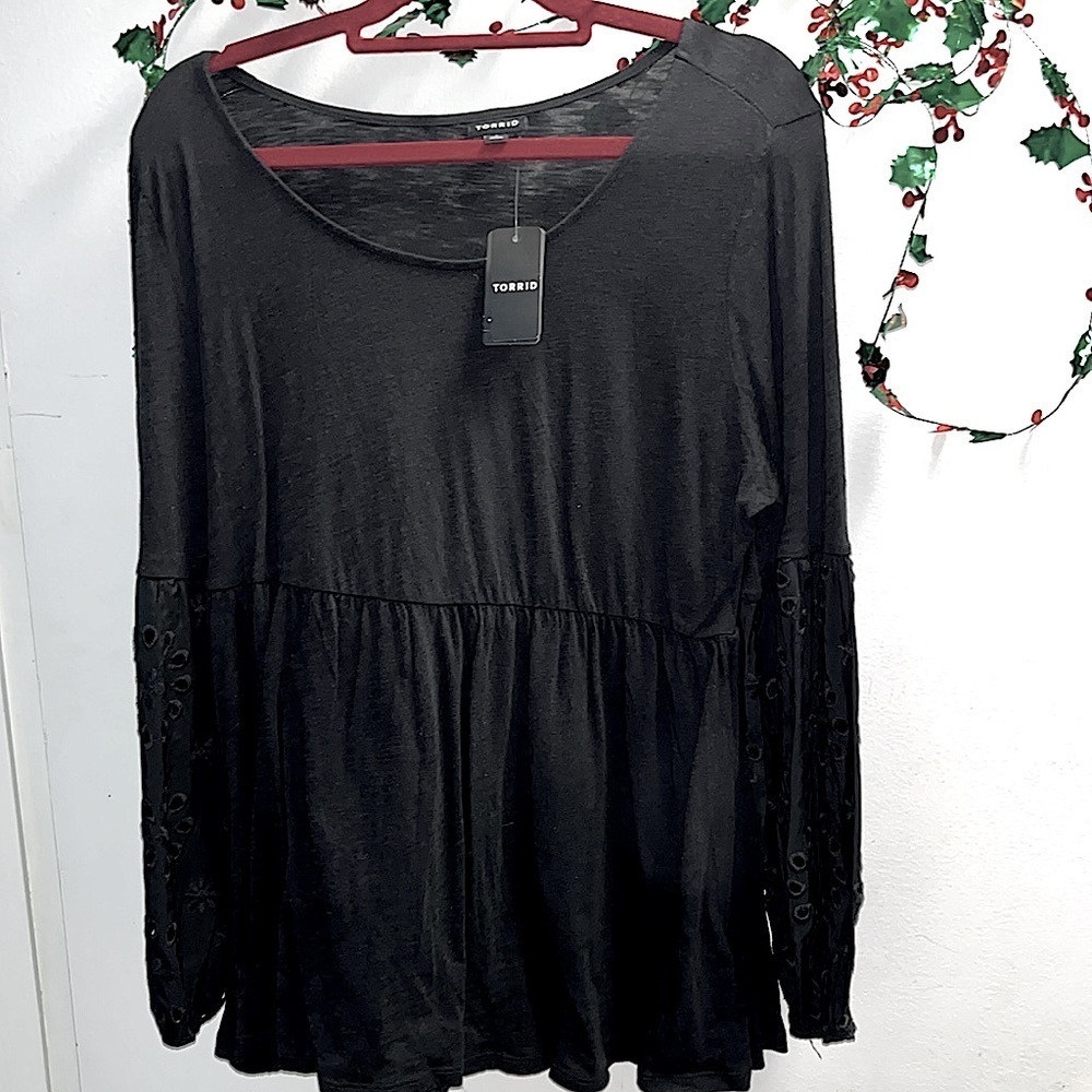 🆕 Torrid Black shirt Size 14-16/1X